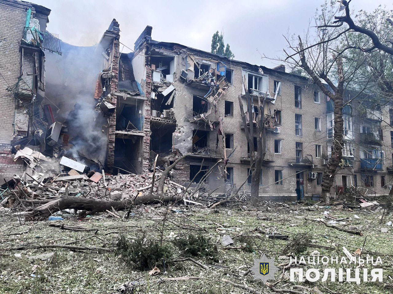 Жилищная многоэтажка в Авдеевке после обстрела россиян
