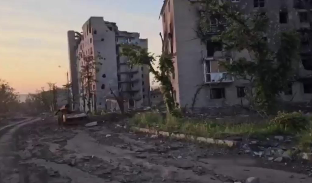 Почти все дотла: россияне сняли многоэтажки вдоль воинской части в Бахмуте (адреса)