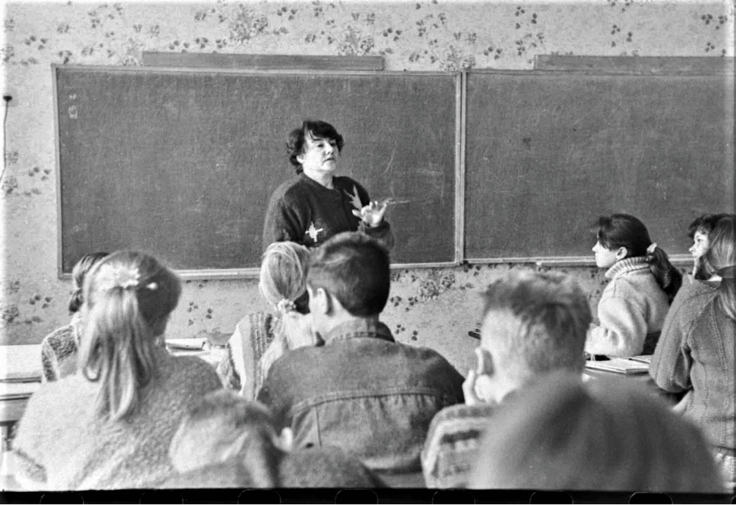 вчителька у Покровську наприкінці 1990х