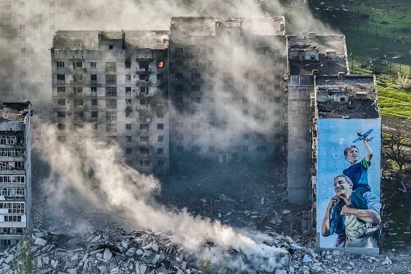 В Бахмуте разрушен второй дом с муралом “Семья”. Авторы рисунков хотят повторить их на зданиях Европы 1