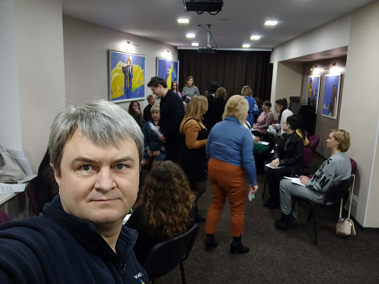 Фасилітатор Олег Овчаренко під час роботи з людьми в громаді