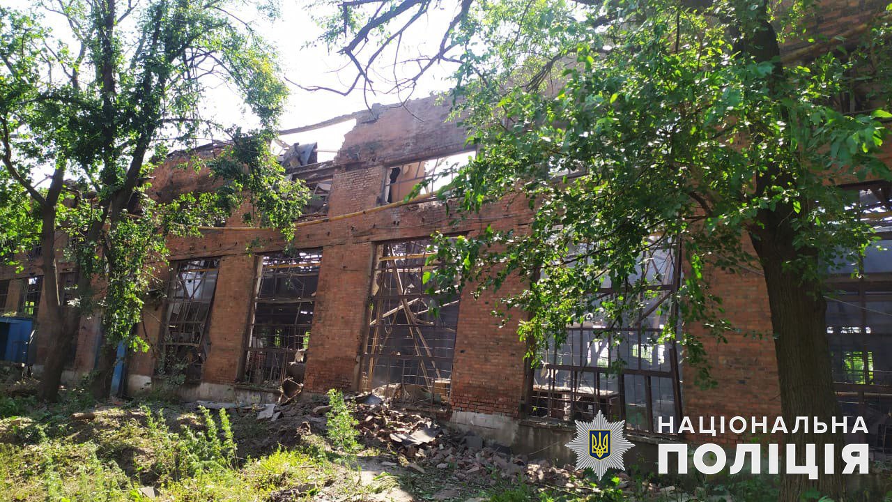 Доба на Донеччині: росіяни обстріляли нещодавно звільнене село Нескучне та вбили цивільного у Переїзному 1