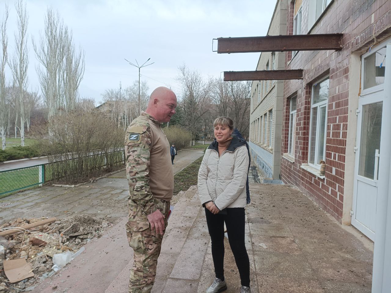Інна Дяченко керує ремонтом школи, який роблять на гроші загарбників, фото з ресурсів окупантів