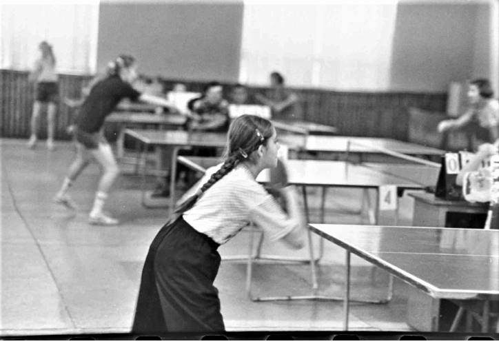 дівчата грають у пінг понг у Покровську