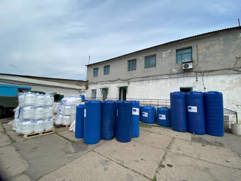 Благотворители передали селам Покровской громады 70 резервуаров для воды. Где именно они появятся (ФОТО)