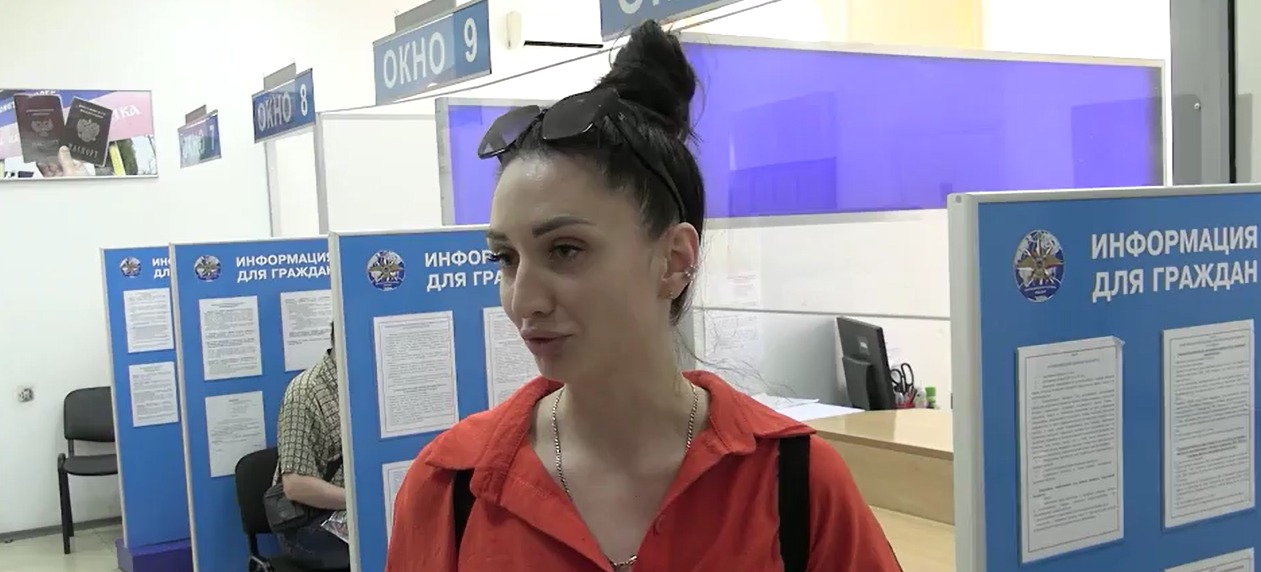 громадянка з Донецька отримує російських закордонний паспорт