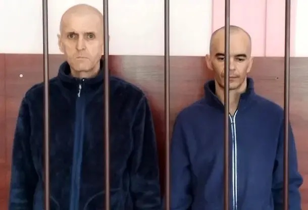 Роман Харченко (праворуч) на суді окупантів
