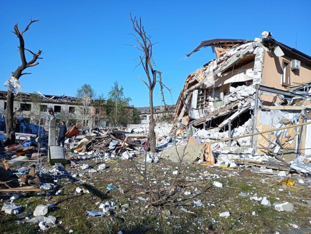 Загинула дитина, ще 22 людини поранені: вночі 3 червня окупанти ракетами вдарили по передмістю Дніпра (ФОТО)