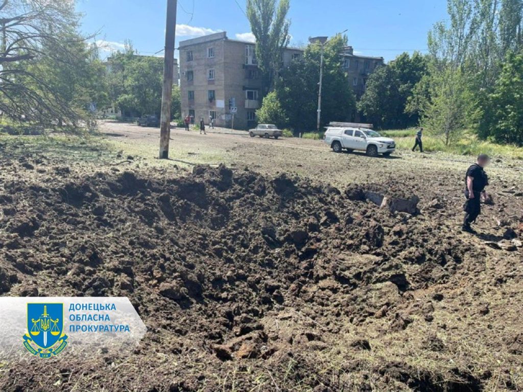 Торецк под обстрелом: по центру города россияне дарили из авиации, ранены шесть человек (ФОТО)