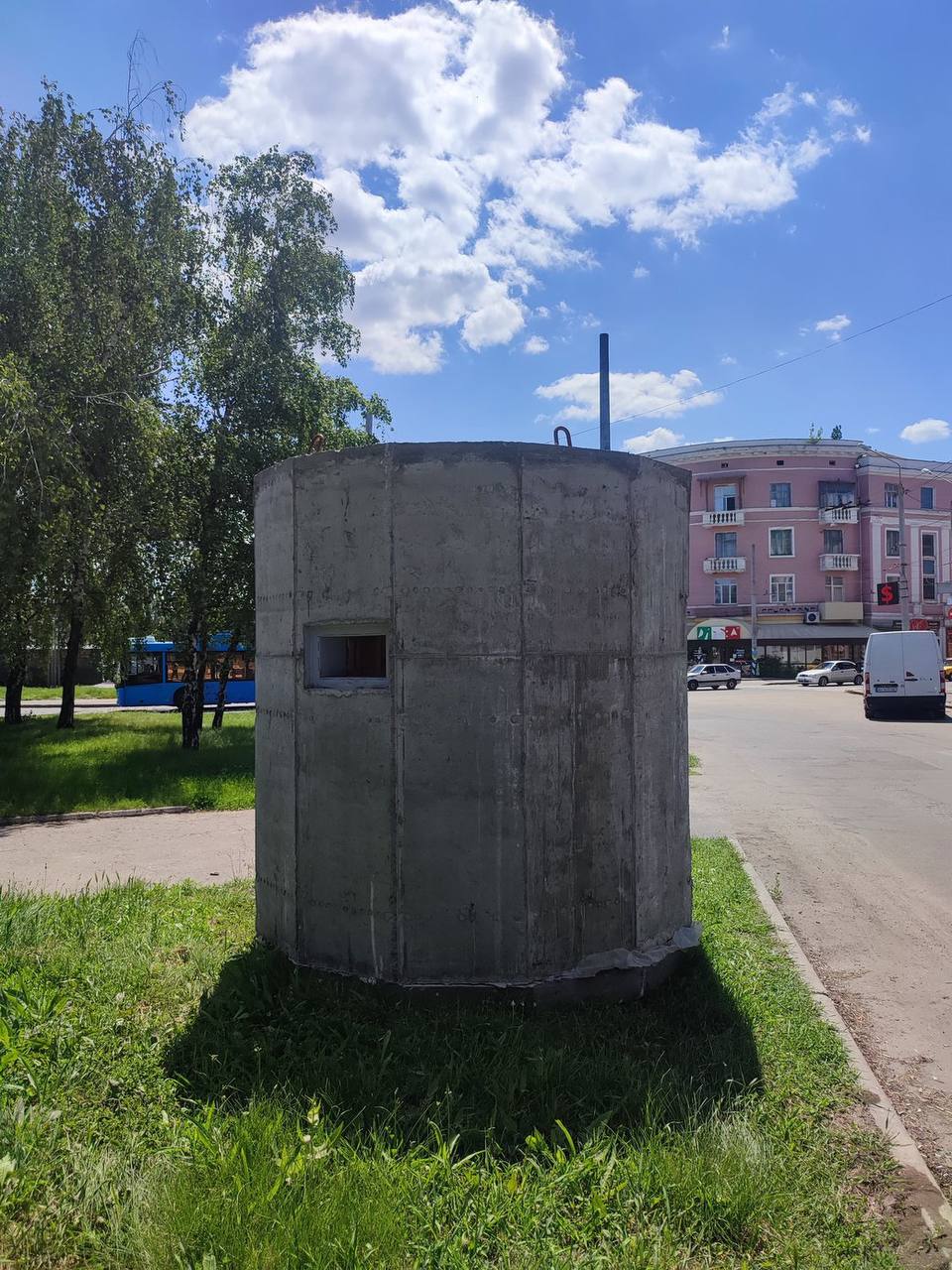 Четыре мобильных укрытия цилиндрической формы поставили в Краматорске: сколько людей туда поместятся (ФОТО) 1