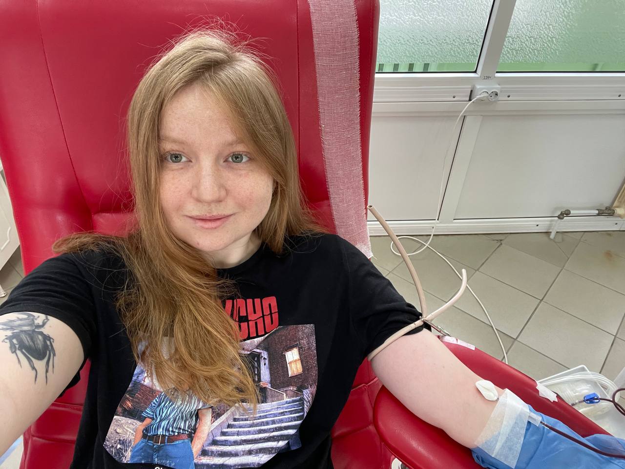 Татьяна Жук сдает кровь во Львове 9 июня 2023 года
