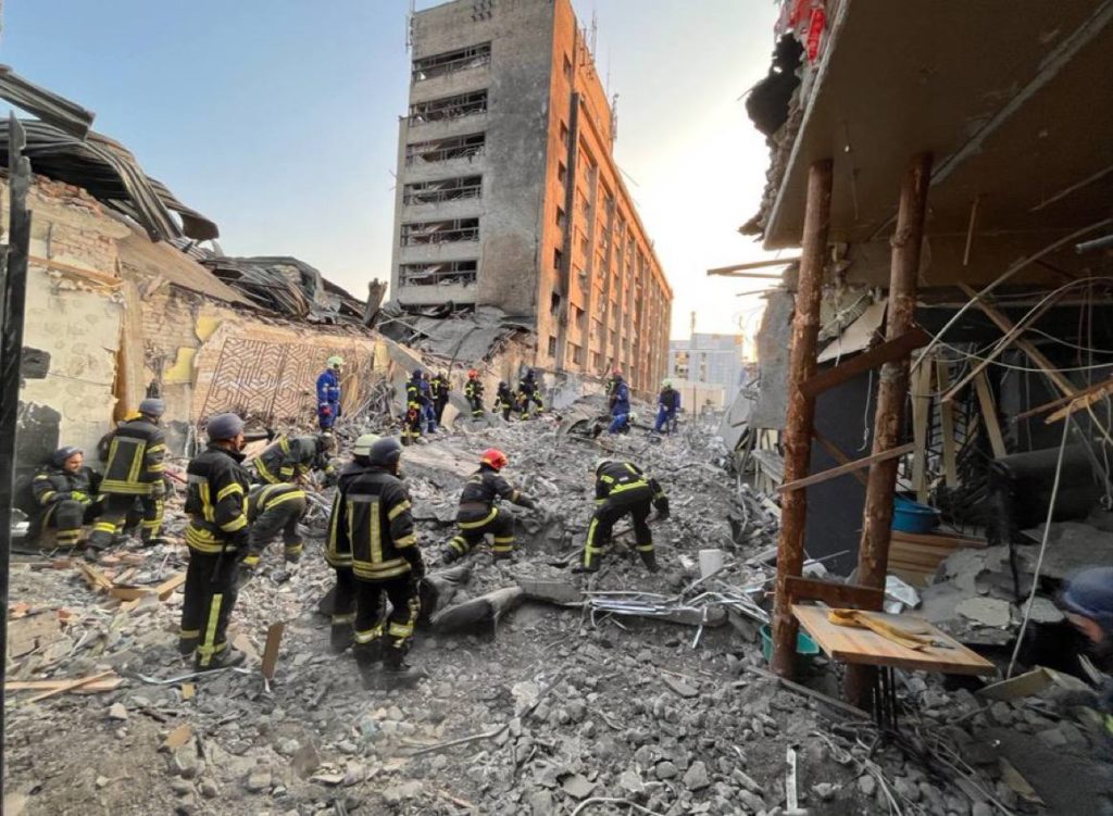 Обстрел Краматорска: известно уже о десяти погибших и 60 раненых, из-под завалов спасли 7 человек (ОБНОВЛЕНО, ФОТО, ВИДЕО)
