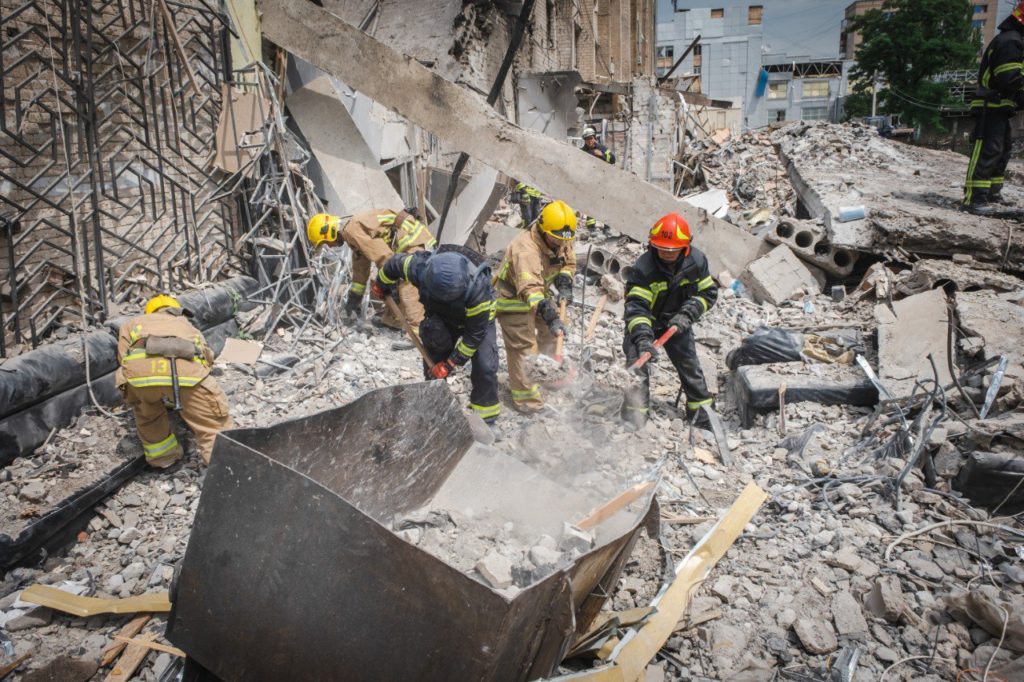 Рятувальники завершили пошукові роботи на території Ria Pizza в Краматорську (ВІДЕО)