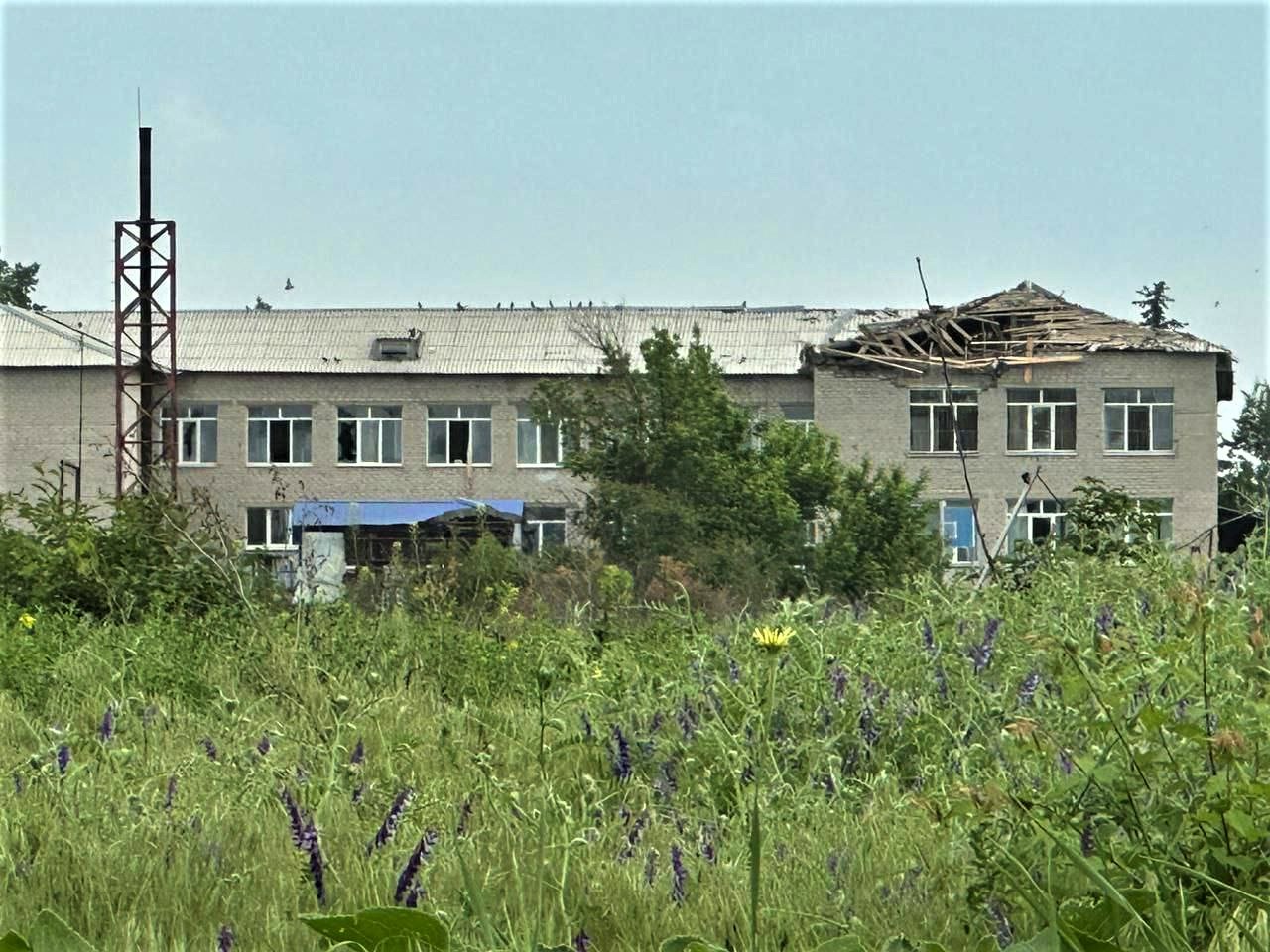 пошкоджена російськими обстрілами школа у Званівці