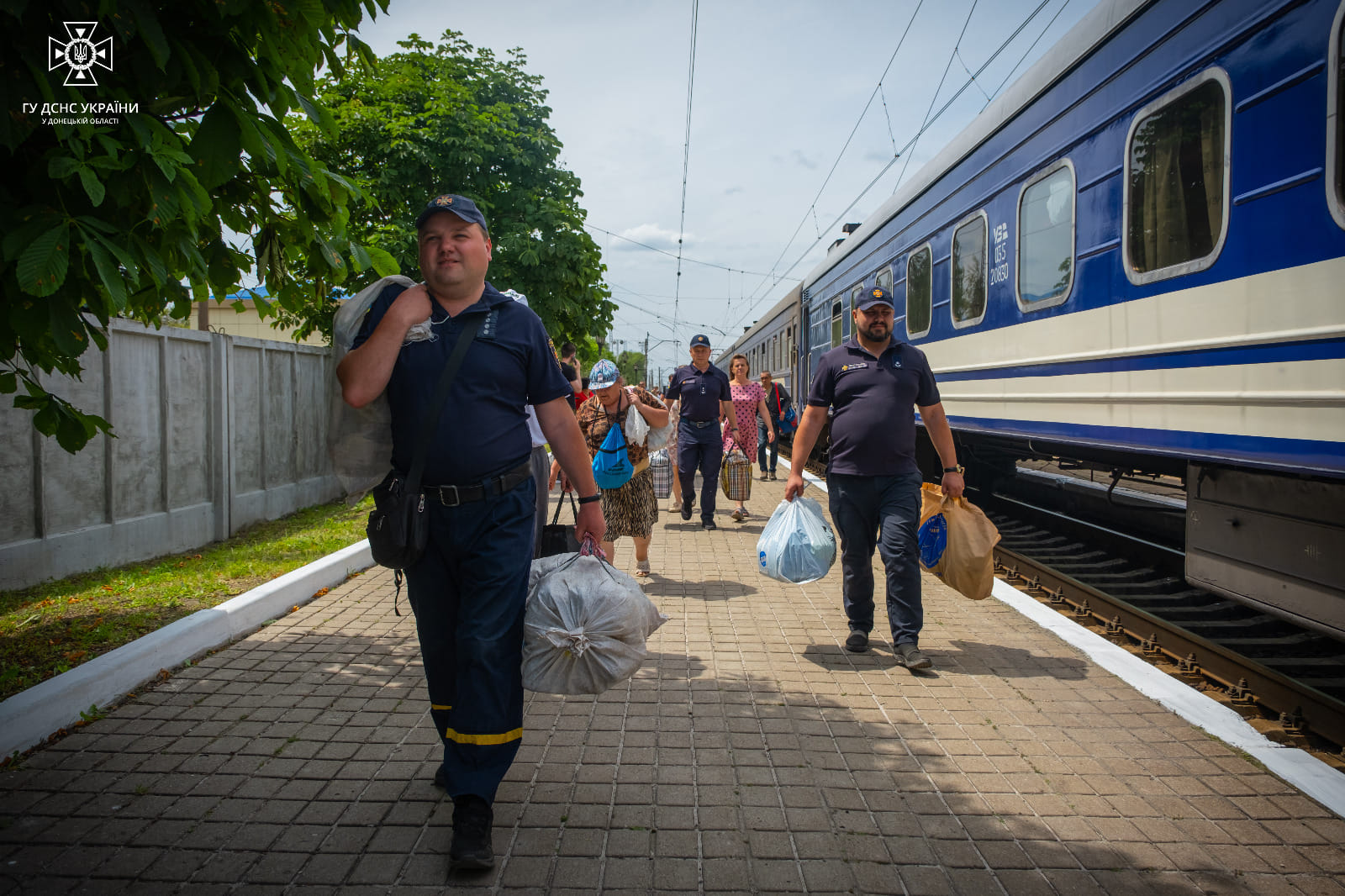 цивільні з Донеччини евакуюються потягом