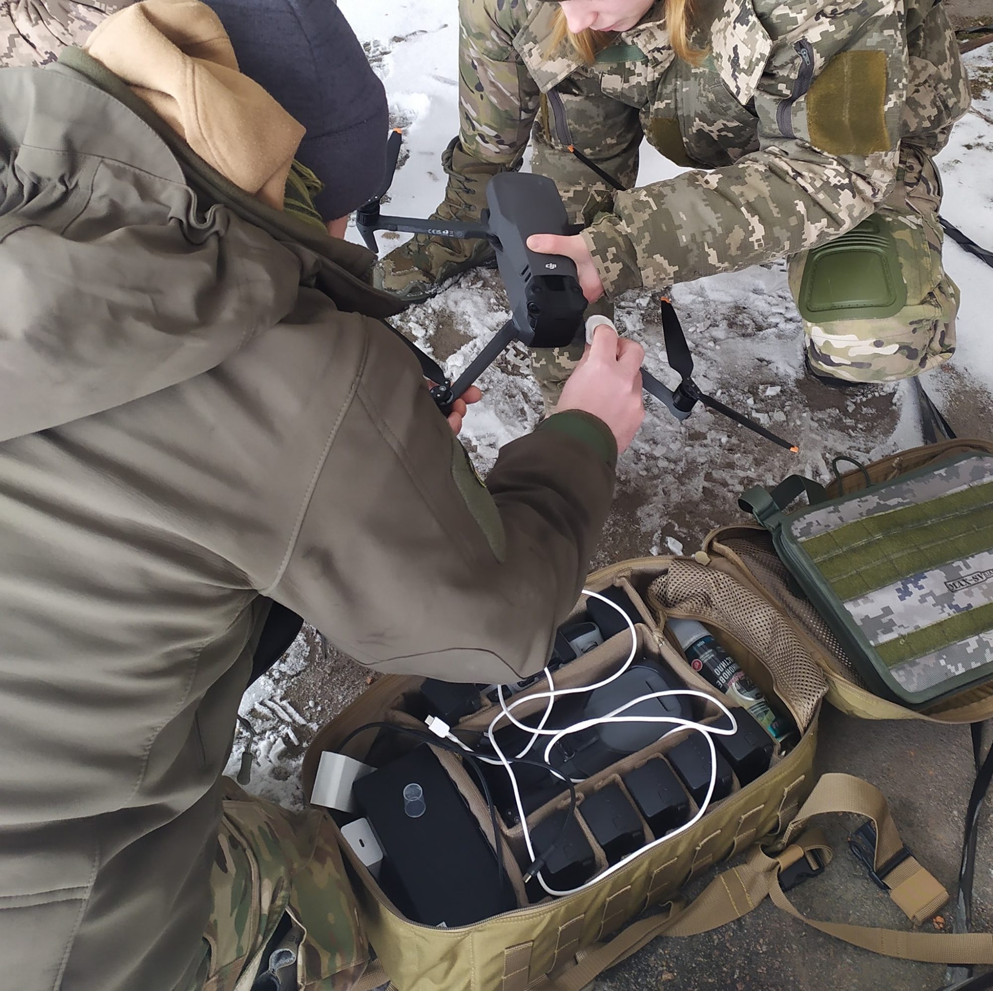 українські військові з дроном на Донеччині