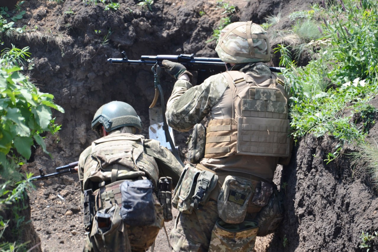 українські захисники в окопі