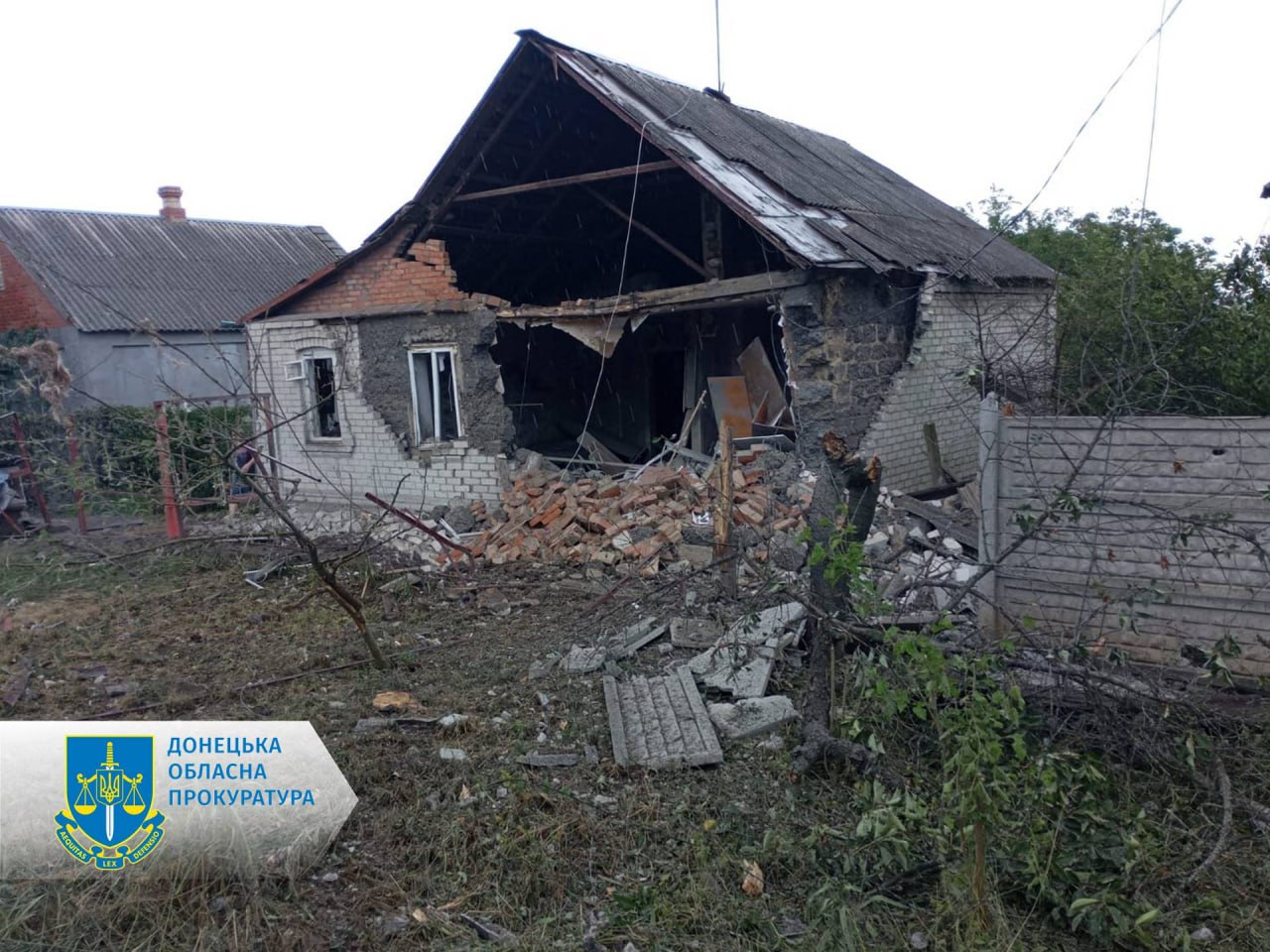 зруйнований обстрілами РФ приватний будинок у Костянтинівці