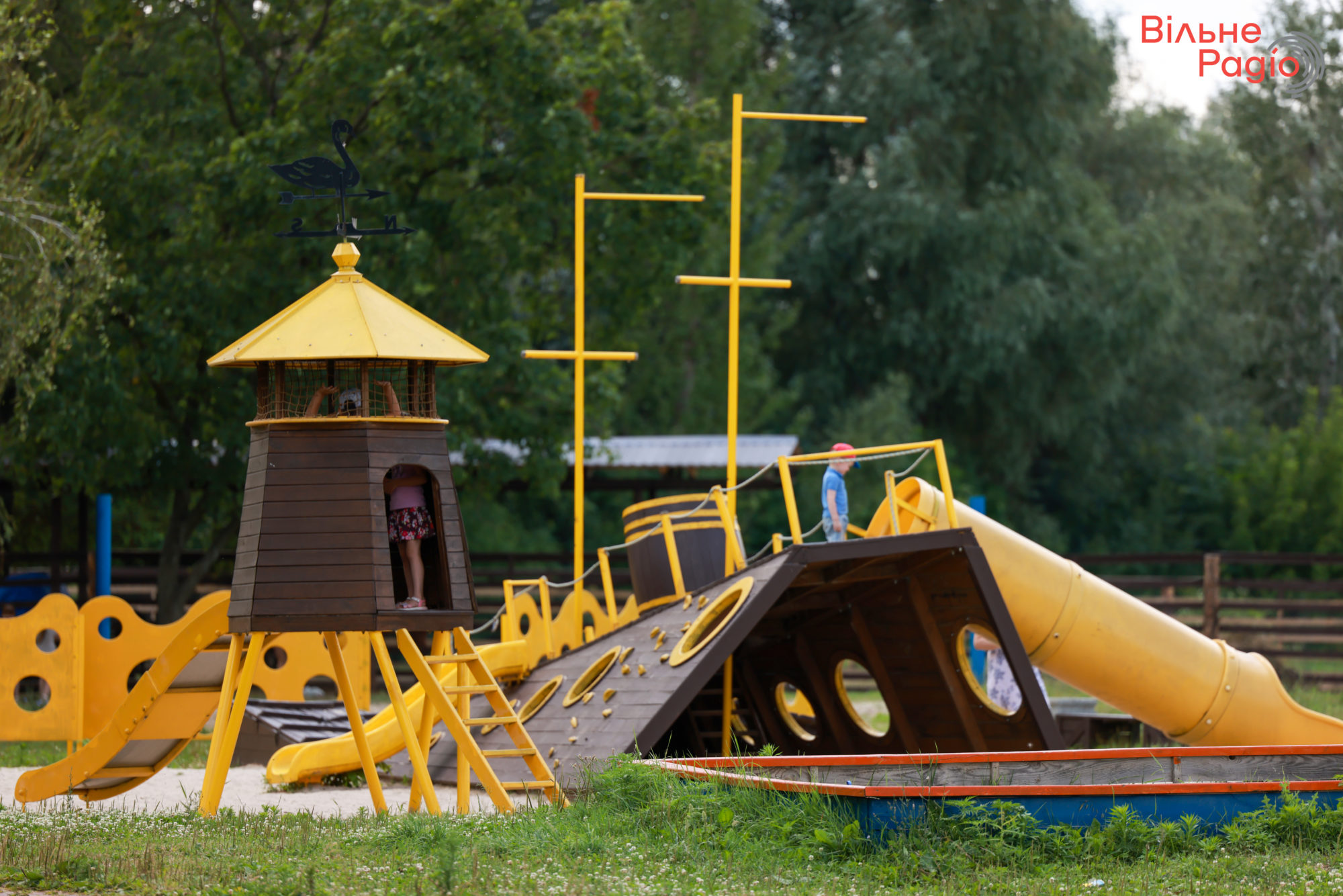 дитячий майданчик в парку “Шовковичний” у Слов’янську