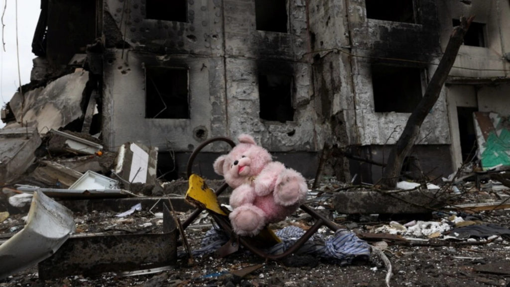 С начала масштабного российского вторжения в Украине погибли по меньшей мере 494 ребенка