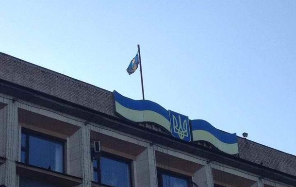 Флаг Украины над Донецким горсоветом в 2014 году