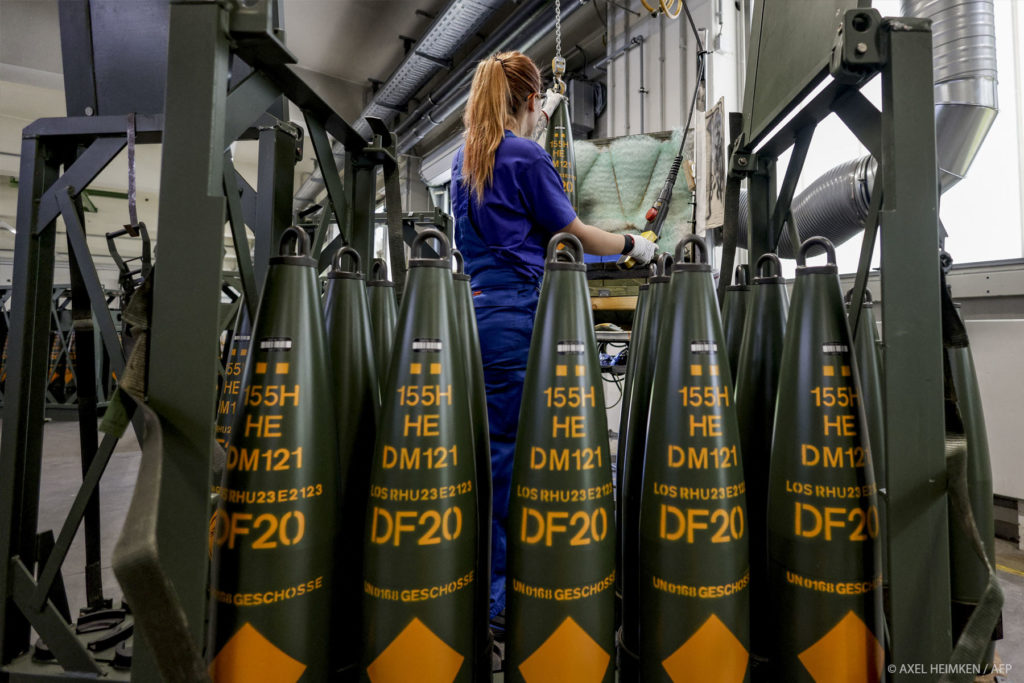 Депутати Європарламенту проголосували за збільшення виробництва ракет та боєприпасів: що це дасть Україні
