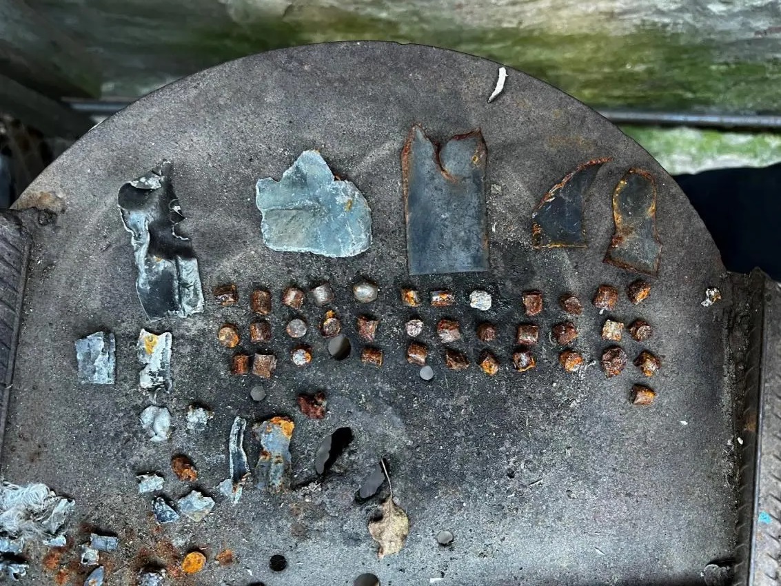 Осколки кассетных боеприпасов, которые собрали на правом берегу Северского Донца, когда Изюм был оккупирован россиянами