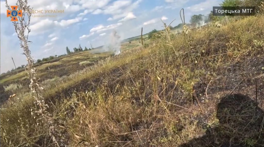 Россияне прицельно обстреляли спасателей, тушивших пожар в Торецке: что известно