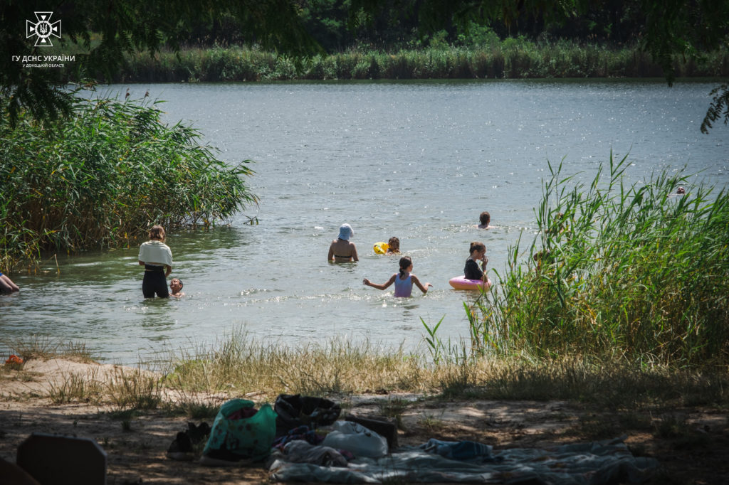 Від початку купального сезону у водоймах Донеччини потонули п’ятеро людей, ще двоє підірвалися на міні на пляжі