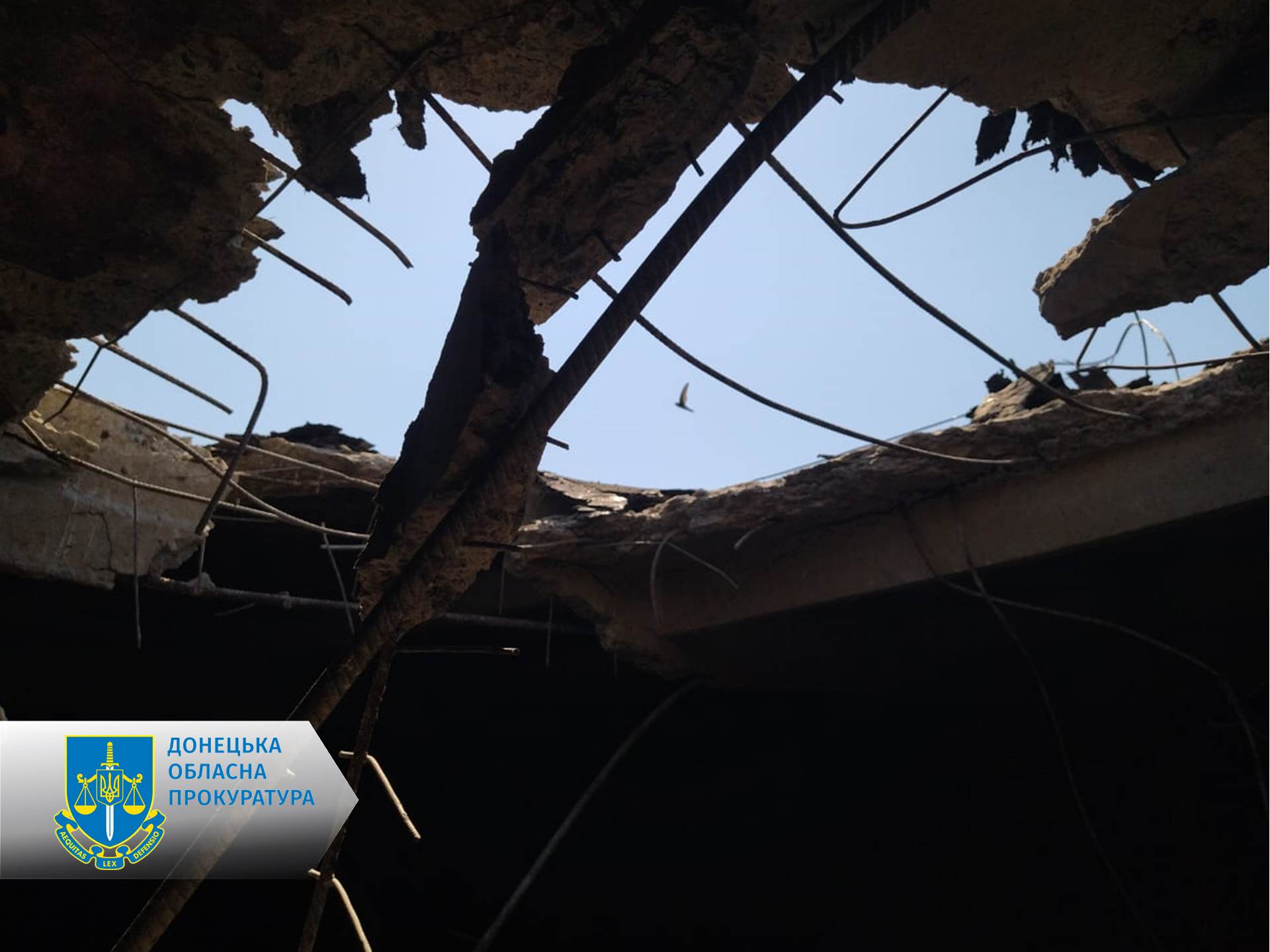Дыра в потолке после попадания российского снаряда