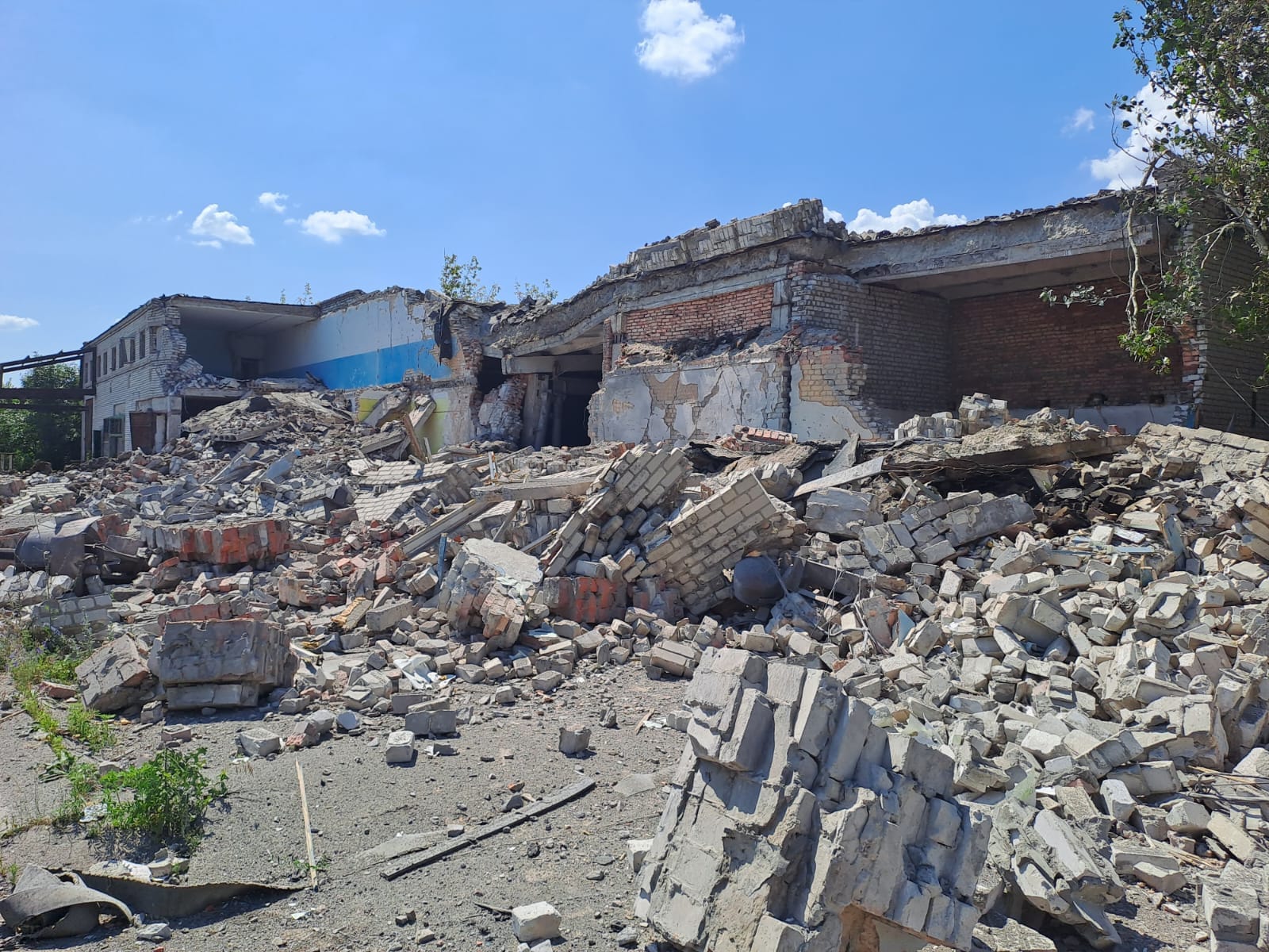 Разрушенные обстрелами помещения в Донецкой области