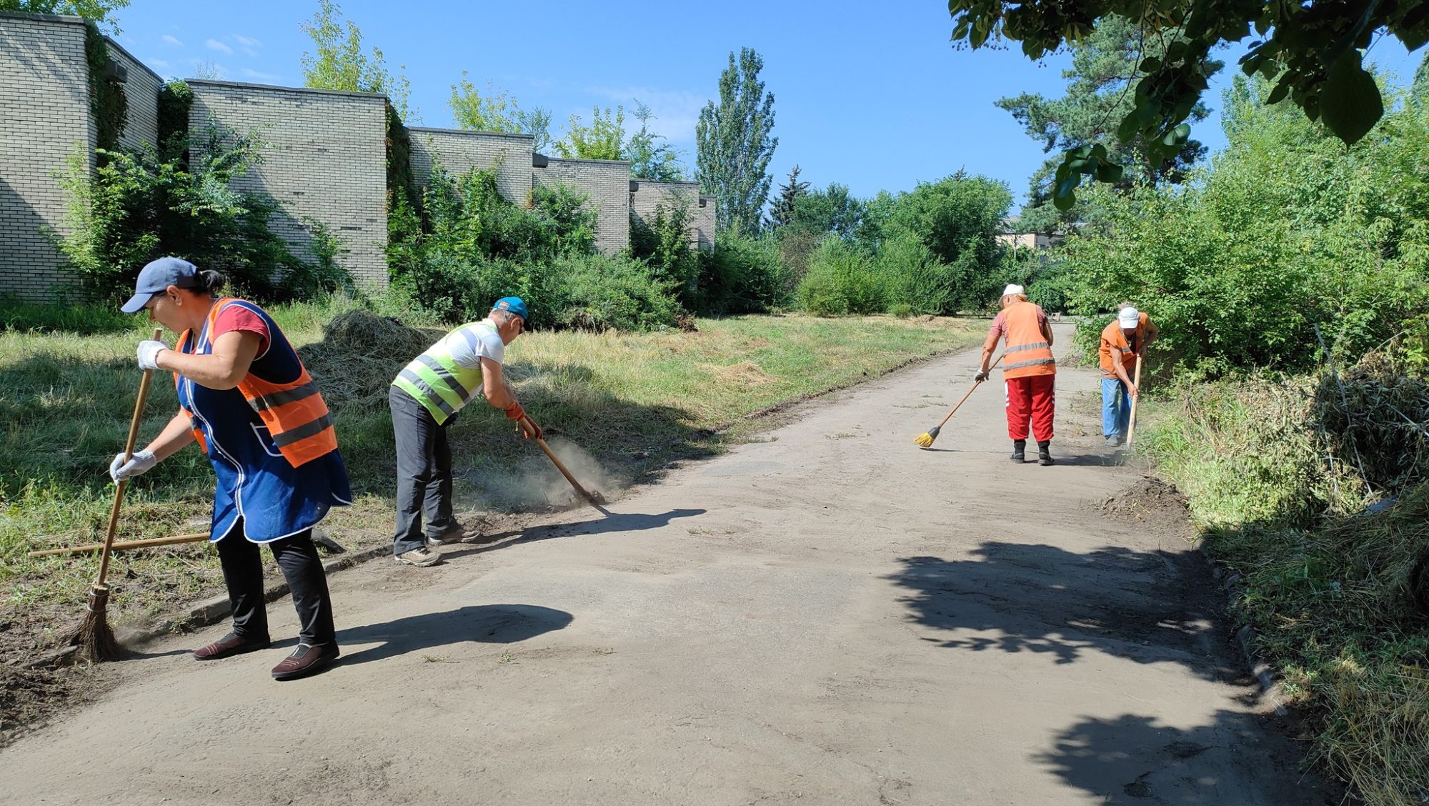 Местные работают на общественно-полезных работах в Славянке