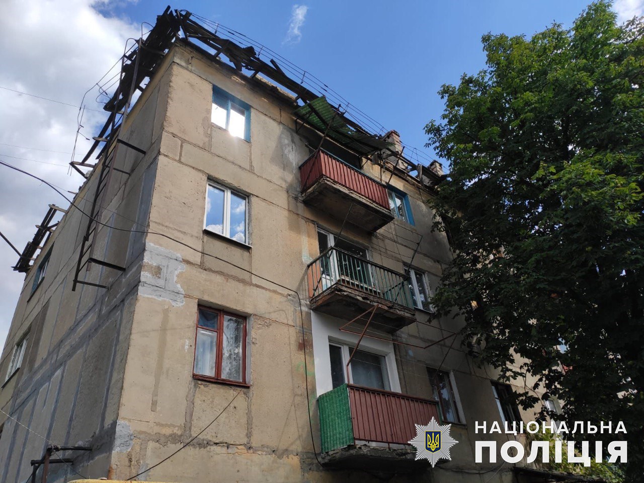 Поврежденная 17 июля крыша дома в Донецкой области