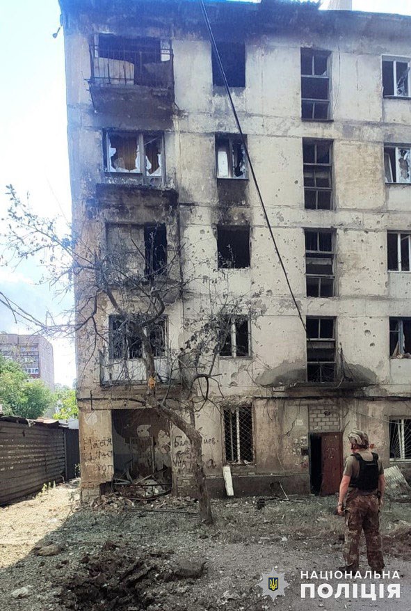 Жилая многоэтажка в Донецкой области, разрушенная оккупантами 17 июля 2023 года