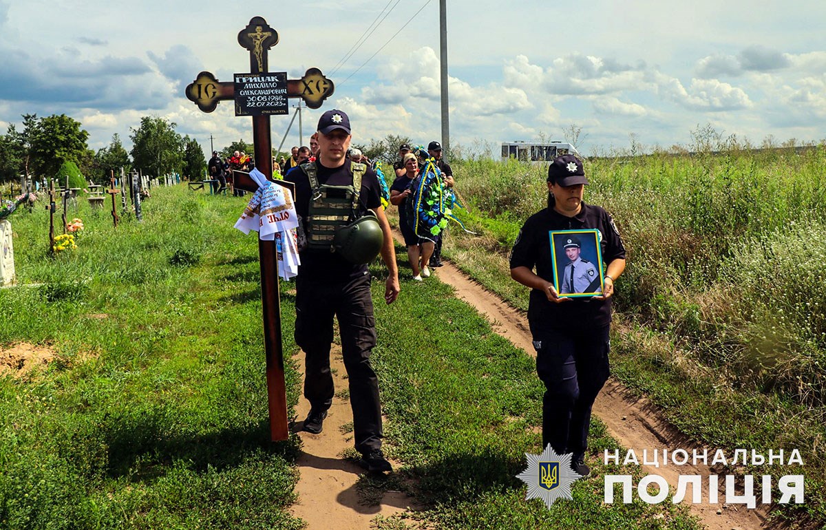 Погиб на службе от российских обстрелов: почтим минутой молчания полицейского Михаила Грицака 4