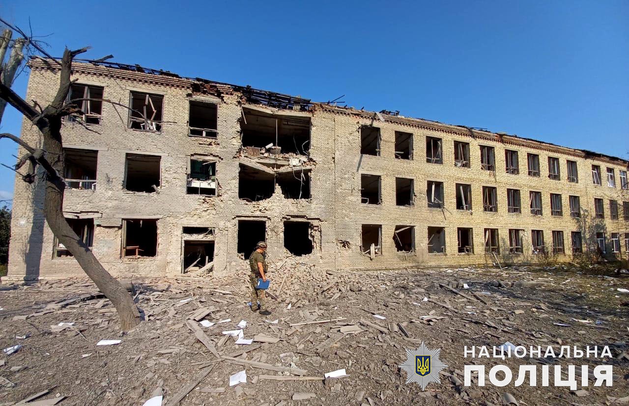 Багатоповерхівка, яку зруйнували окупанти в Донецькій області 24 липня