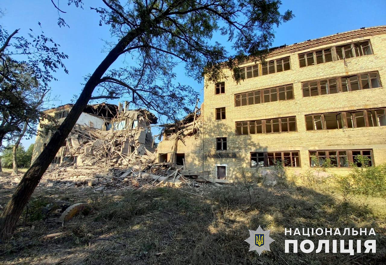 Багатоповерхівка, яку зруйнували окупанти в Донецькій області 24 липня