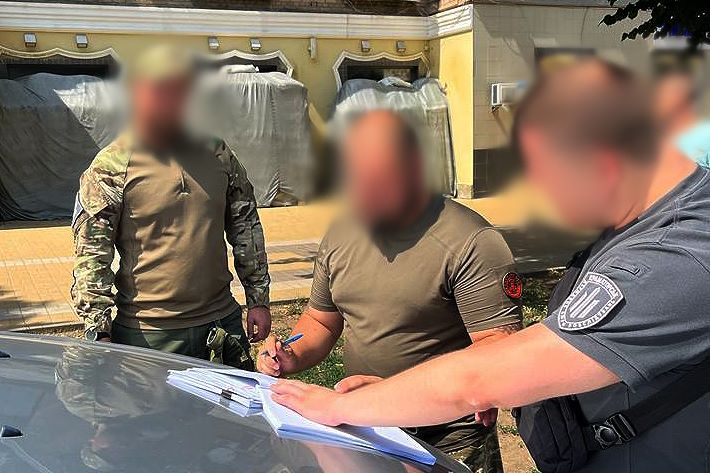 На Донеччині затримали військкома та поліцейського: їх підозрюють у підробленні документів для “ухилянтів”