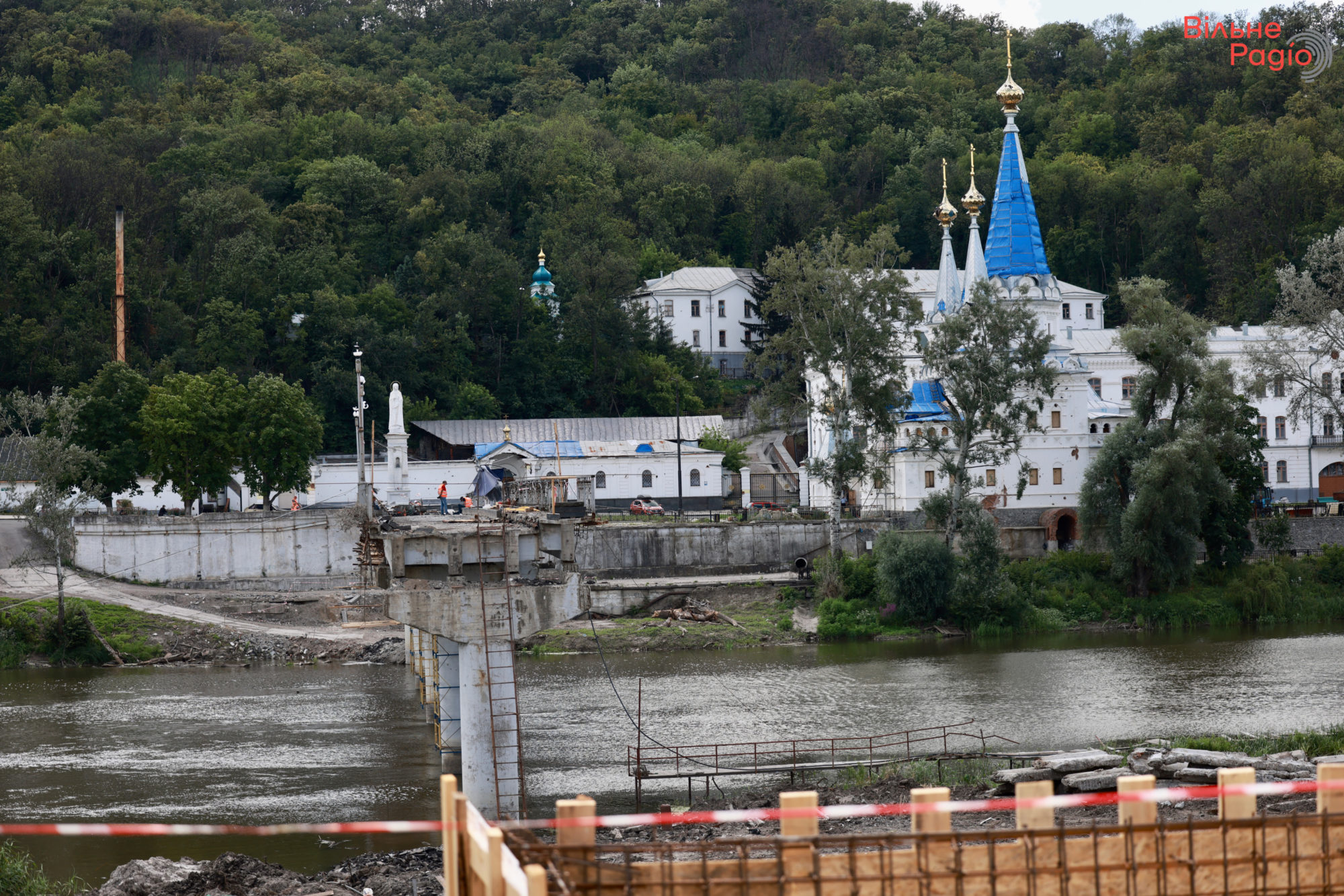 В Святогорске ремонтируют мост через Северский Донец — в прошлом году переправу разрушили во время обороны города (ФОТО) 1