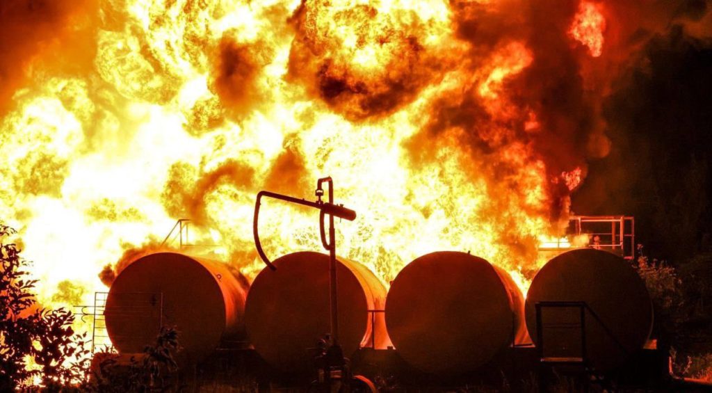 Вечером 5 июля в оккупированной Макеевке горела нефтебаза (ФОТО, ВИДЕО)