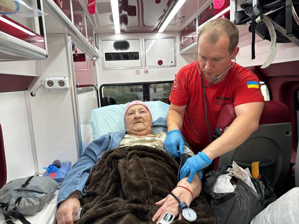 Из Торецка эвакуировали 85-летнюю женщину, которая почти не ходит, плохо видит и слышит (ФОТО)