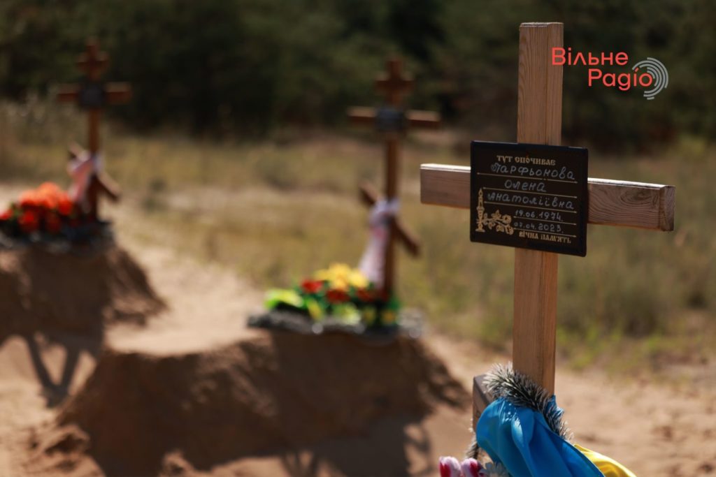Понівечені обстрілами, свіжі та безіменні могили: фоторепортаж з кладовища у Лимані поблизу лінії фронту
