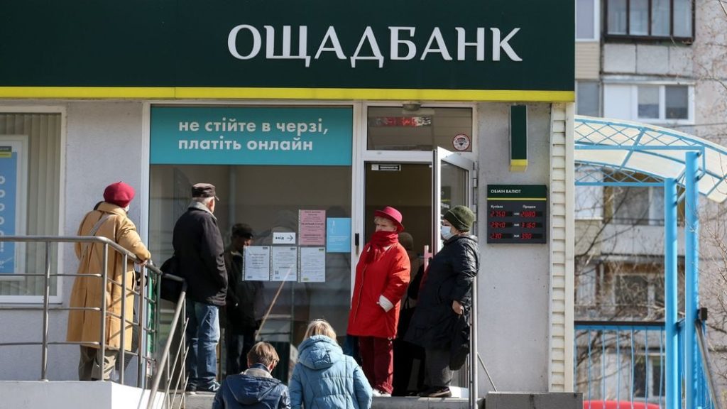 Клієнти Ощадбанку, які отримували там пенсії та виплати ВПО, поки не мусять проходити ідентифікацію, — заява банку