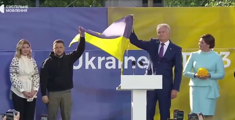 На саміті НАТО у Литві підняли український прапор з Бахмута (ВІДЕО)