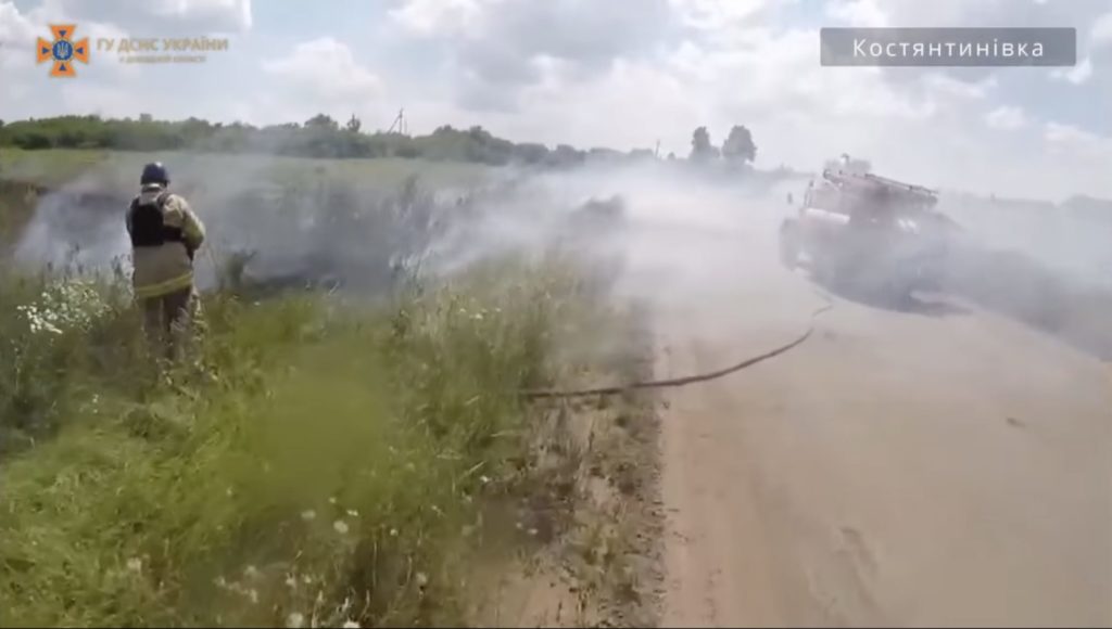 Рятувальників з Костянтинівки двічі обстріляли, коли вони гасили пожежу (ВІДЕО)