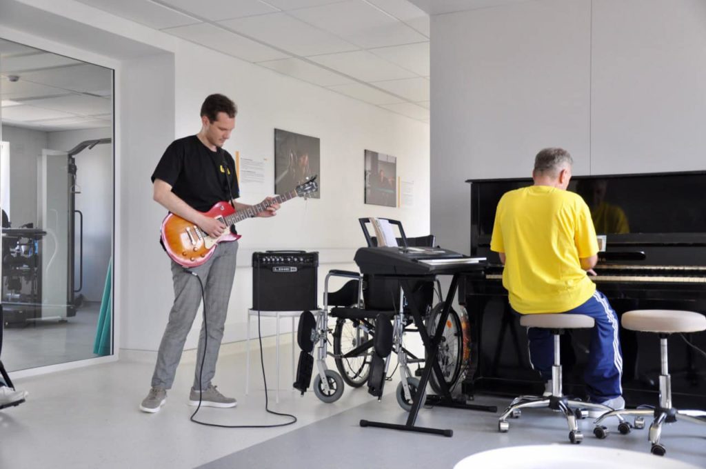Раненый музыкант-любитель из Бахмута каждый день играет на пианино в реабилитационном центре во Львове (ФОТО, ВИДЕО)