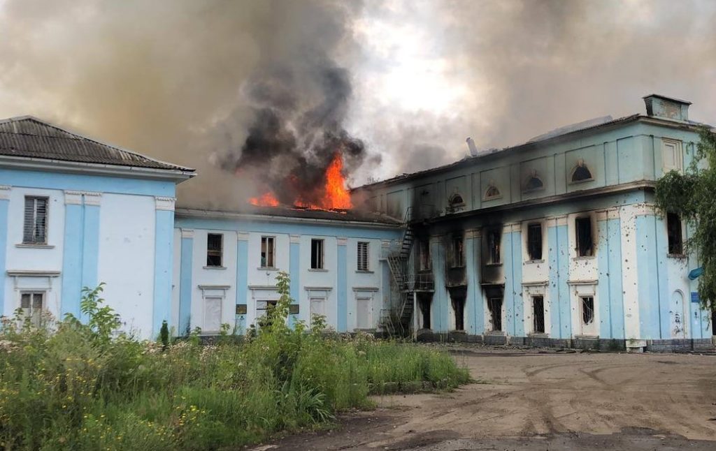 Палац культури у Часів Ярі повністю згорів через російський обстріл, — начальник ВА (ФОТО, ВІДЕО, ОНОВЛЕНО)