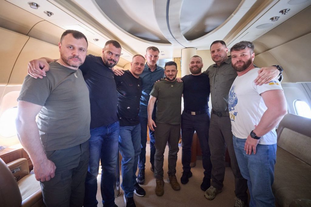 “Волина”, “Редис” та інші вдома — командирів оборони “Азовсталі” повернули в Україну з Туреччини (ВІДЕО)