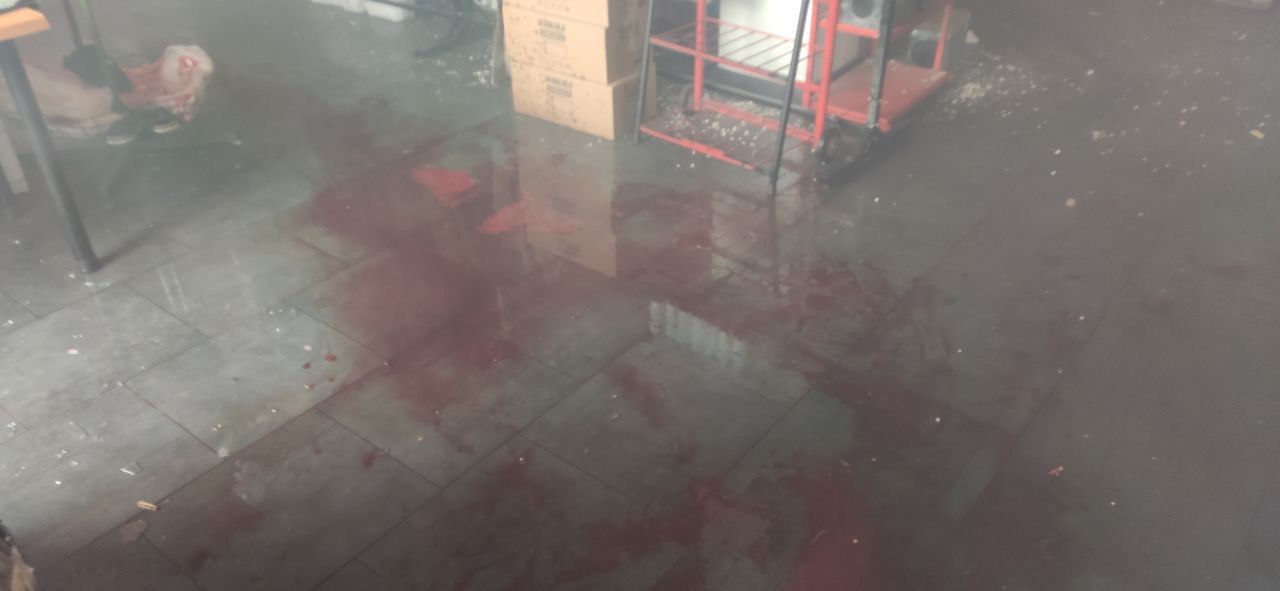 кров на підлозі після обстрілу в Лимані