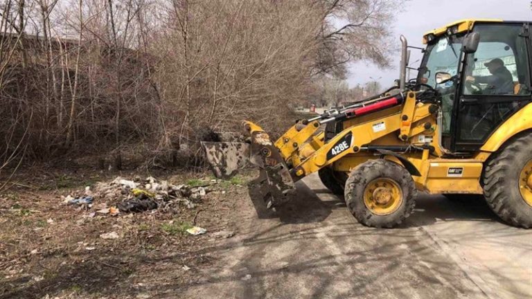 У Лимані ліквідують стихійні звалища, що утворилися під час окупації міста: де прибиратимуть та хто отримає за це гроші